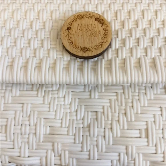 BNWT Maria Victoria Mono White Carlota Plastic Woven Straw Wristlet Clutch - Picture 6 of 10